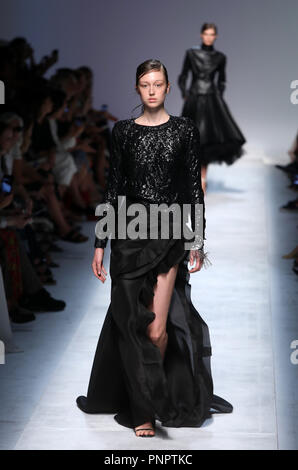 Mailand. 22 Sep, 2018. Ein model präsentiert eine Kreation des Ermanno Scervino während der Mailand Fashion Week Frühjahr/Sommer 2019 in Mailand, Italien, Sept. 22, 2018. Quelle: Xinhua/Alamy leben Nachrichten Stockfoto