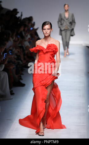 Mailand. 22 Sep, 2018. Ein model präsentiert eine Kreation des Ermanno Scervino während der Mailand Fashion Week Frühjahr/Sommer 2019 in Mailand, Italien, Sept. 22, 2018. Quelle: Xinhua/Alamy leben Nachrichten Stockfoto