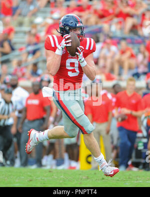 September 22, 2018: Ole Miss TE, Dawson Knox (9), um die Fänge, während der NCAA DI Spiel an - Vaught Hemingway Stadium in Oxford, MS. Ole Miss führt Kent State im 4. Quartal, 31-17. Kevin Langley/CSM Credit: Cal Sport Media/Alamy leben Nachrichten Stockfoto