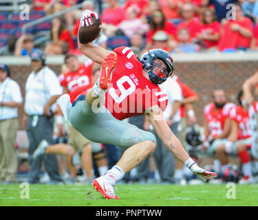 September 22, 2018: Ole Miss TE, Dawson Knox (9), um die Fänge, während der NCAA DI Spiel an - Vaught Hemingway Stadium in Oxford, MS. Ole Miss führt Kent State im 4. Quartal, 31-17. Kevin Langley/CSM Credit: Cal Sport Media/Alamy leben Nachrichten Stockfoto
