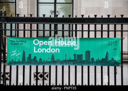 London, Großbritannien. 22. September 2018. Open House Banner. New Scotland Yard im Rahmen der der 26 London Open House Wochenende über 22. und 23. September 2018 stattfindet. Die Met PoliceÕs neues Haus auf dem Damm, aus den 1930er Jahren Curtis Green Building mit einem neuen gebogenes Glas Pavillon Eingang und Erweiterungen auf dem Dach und den hinteren erstellt. Sieger des 2017 Prime MinisterÕs Bessere öffentliche Gebäude Award. Credit: Dinendra Haria/Alamy leben Nachrichten Stockfoto