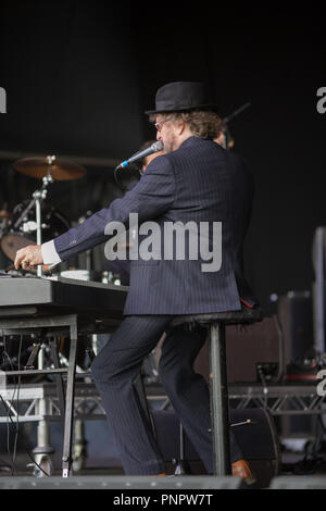 Chas Hodges, die eine Hälfte der Musikalischen Legenden Chas und Dave, erlitt Organversagen und starb friedlich in seinem Schlaf in den frühen Morgenstunden des 22. September 2008, im Alter von 74. Bild zeigt ihn live bei Hopfarm Festival in Paddock Wood, Kent 6. Juli Dezember 2014 Credit: Glamourstock/Alamy leben Nachrichten Stockfoto