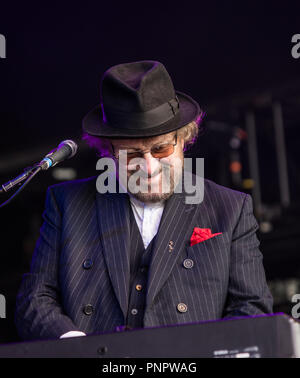 Chas Hodges, die eine Hälfte der Musikalischen Legenden Chas und Dave, erlitt Organversagen und starb friedlich in seinem Schlaf in den frühen Morgenstunden des 22. September 2008, im Alter von 74. Bild zeigt ihn live bei Hopfarm Festival in Paddock Wood, Kent 6. Juli Dezember 2014 Credit: Glamourstock/Alamy leben Nachrichten Stockfoto