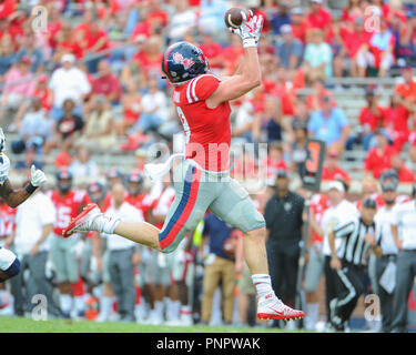 September 22, 2018: Ole Miss TE, Dawson Knox (9), geht oben für den Ball, während der NCAA DI Spiel an - Vaught Hemingway Stadium in Oxford, MS. Ole Miss führt Kent State im 4. Quartal, 31-17. Kevin Langley/CSM Credit: Cal Sport Media/Alamy leben Nachrichten Stockfoto