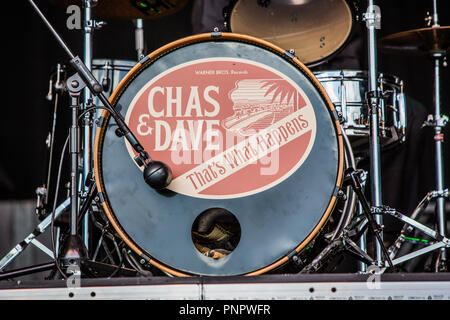 Chas Hodges, die eine Hälfte der Musikalischen Legenden Chas und Dave, erlitt Organversagen und starb friedlich in seinem Schlaf in den frühen Morgenstunden des 22. September 2008, im Alter von 74. Bild zeigt ihn live bei Hopfarm Festival in Paddock Wood, Kent 6. Juli Dezember 2014 Credit: Glamourstock/Alamy leben Nachrichten Stockfoto