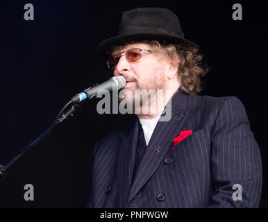 Chas Hodges, die eine Hälfte der Musikalischen Legenden Chas und Dave, erlitt Organversagen und starb friedlich in seinem Schlaf in den frühen Morgenstunden des 22. September 2008, im Alter von 74. Bild zeigt ihn live bei Hopfarm Festival in Paddock Wood, Kent 6. Juli Dezember 2014 Credit: Glamourstock/Alamy leben Nachrichten Stockfoto