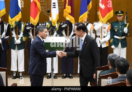 Seoul, Südkorea. 21 Sep, 2018. Eingehende Südkoreanische Verteidigungsminister Jeong Kyeong-DOO, Links, ist im Rahmen einer Feierstunde eingeweiht im Verteidigungsministerium über die von seinem Vorgänger SONG YOUNG-MOO präsidierte. Jeong nahm Büro Freitag, schwor von Seoul laufenden Bemühungen um einen dauerhaften Frieden auf der geteilten Halbinsel zu fördern, zu stützen. Quelle: Pool/ZUMA Draht/Alamy leben Nachrichten Stockfoto