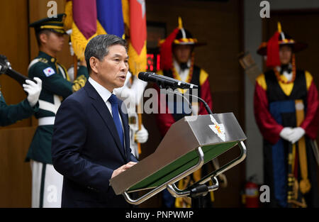 Seoul, Südkorea. 21 Sep, 2018. Eingehende Südkoreanische Verteidigungsminister Jeong Kyeong-DOO spricht während seiner Einweihung im Verteidigungsministerium. Jeong nahm Büro Freitag, schwor von Seoul laufenden Bemühungen um einen dauerhaften Frieden auf der geteilten Halbinsel zu fördern, zu stützen. Quelle: Pool/ZUMA Draht/Alamy leben Nachrichten Stockfoto