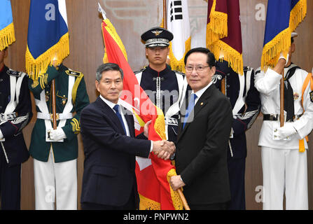 Seoul, Südkorea. 21 Sep, 2018. Eingehende Südkoreanische Verteidigungsminister Jeong Kyeong-DOO, Links, ist im Rahmen einer Feierstunde eingeweiht im Verteidigungsministerium über die von seinem Vorgänger SONG YOUNG-MOO präsidierte. Jeong nahm Büro Freitag, schwor von Seoul laufenden Bemühungen um einen dauerhaften Frieden auf der geteilten Halbinsel zu fördern, zu stützen. Quelle: Pool/ZUMA Draht/Alamy leben Nachrichten Stockfoto