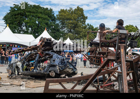 New York, USA, 22. September, 2018 Christina Sporrong hilft Lauren Thompson, 9 von Manhattan, die Hand des Menschen stellen auf der Welt Maker Faire in New York City betreiben. Die 26 Fuß Maschine wird durch eigene Hand Bewegungen des Fahrers gesteuert und können Heben und Crush Autos. Credit: L.A. Faille/Alamy Live Neue Stockfoto