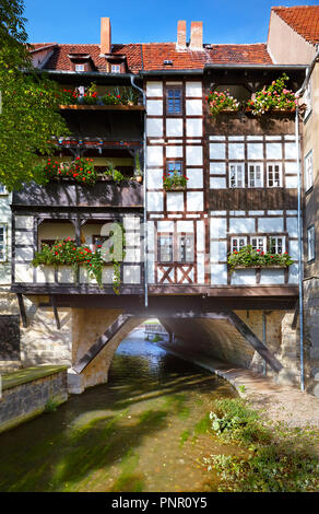 Historisches Fachwerkhaus auf Kraemerbruecke - Händler Brücke in Erfurt, Deutschland, mit Fluss Gera fließt unter der Brücke. Stockfoto