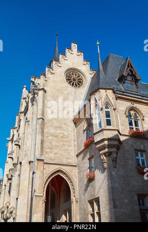 Architektonische Details der Stadt Halle in Efrurt, die Hauptstadt von Thüringen in Deutschland, an einem hellen Tag mit blauem Himmel Stockfoto