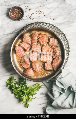 Geschmortes Rindfleisch Eintopf mit frischer Petersilie im Kochen pan Stockfoto