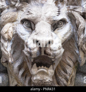 Italien, Turin. Aus Stein und auf einem Marble Arch, um 300 Jahre alt. Der gefallene Engel in der Form von einem brüllenden Löwen. Stockfoto