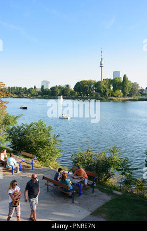 Wien, Wien: Fluss Alte Donau (Alte Donau), Donauturm (Donauturm), Segelschiff, Boot, 22. Donaustadt, Wien, Österreich Stockfoto