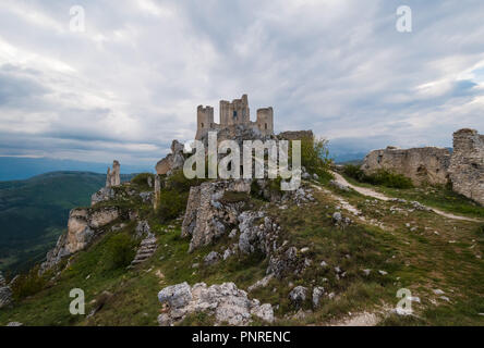 Rocca Calascio (Italien) - Die Ruinen und die Landschaft von einem alten mittelalterlichen Dorf mit Burg und Kirche, über 1400 Meter auf der Apenninen Ebene Stockfoto