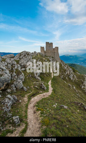 Rocca Calascio (Italien) - Die Ruinen und die Landschaft von einem alten mittelalterlichen Dorf mit Burg und Kirche, über 1400 Meter auf der Apenninen Ebene Stockfoto