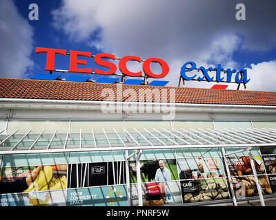 Llanelli, UK: September, 2018: Gewerbliche Beschilderung von Tesco Extra Superstore. Tesco ist eine britische multinationalen Lebensmittel- und allgemeine Waren im Einzelhandel Stockfoto
