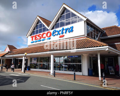 Llanelli, UK: September, 2018: Die Kunden geben Sie einen Extra Tesco Superstore. Tesco ist eine britische multinationale Lebensmittel und allgemeine waren Einzelhändler. Stockfoto