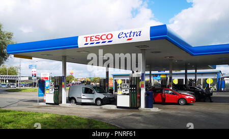 Llanelli, UK: September, 2018: Kunden tanken ihre Autos an einem Tesco Tankstelle. Tesco ist eine britische multinationale Lebensmittel und allgemeine Einzelhändler. Stockfoto