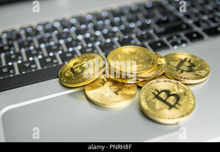Ein Bündel von Golden bitcoin Münze auf einem silbernen Tastatur des Laptops. Virtuelle cryptocurrency Konzept. Abbau von Bitcoins online Bussiness. Bitcoins Handel. Stockfoto