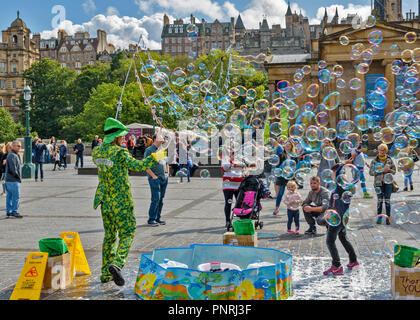 Schottland Edinburgh CITY CENTRE BUBBLE MAKER und Hunderte von SEIFENBLASEN IM WIND geblasen Stockfoto