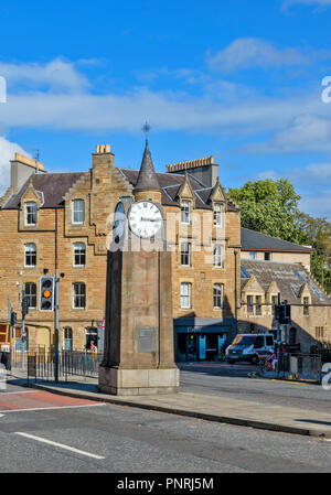 EDINBURGH SCHOTTLAND georgianische Architektur UHR MIT FALSCHEN ZEIT IN BRANDON STRASSE Stockfoto