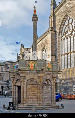 EDINBURGH SCHOTTLAND DAS MERCAT ODER MARKT KREUZ VOR DER St. Giles Cathedral Stockfoto