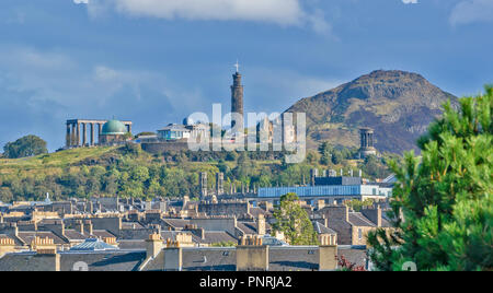 EDINBURGH SCHOTTLAND BLICK ÜBER DIE STADT zum CALTON HILL mit NELSONS MONUMENT National Monument und Arthurs Seat Stockfoto