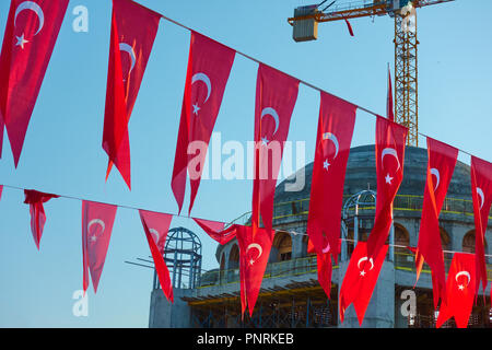 Urlaub türkische Flaggen und den Bau einer neuen Moschee im Hintergrund, Taksim Square, Istanbul Stockfoto