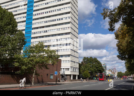 Eine äußere Street View von Castlemead, ein Hochhaus mehrfamilienhaus an der Camberwell Road, am 7. September 2018, im Süden Londons, Southwark, Großbritannien Stockfoto