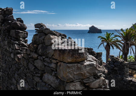 Ruinen eines alten Gebäudes in der Nähe des Strandes, Faial, Insel Madeira Stockfoto