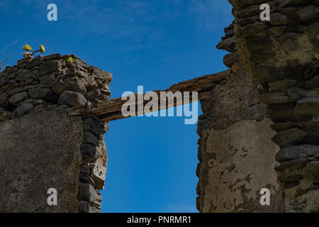 Ruinen eines alten Gebäudes in der Nähe des Strandes, Faial, Insel Madeira Stockfoto