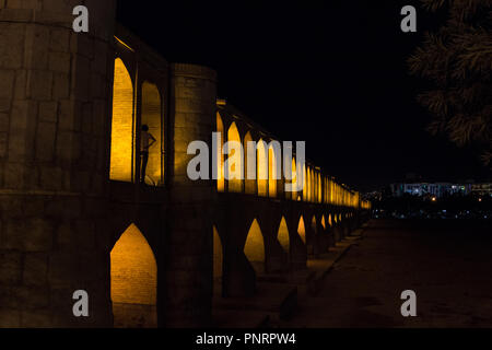 Si-o-Seh Pol Brücke auf einer dunklen Abend in Isfahan, Iran. Auch als Allahverdi Khan Bridge, oder 33 arches Bridge bekannt, es ist ein wichtiges Wahrzeichen der Stadt Stockfoto