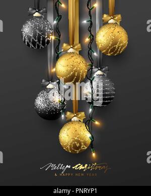 Traditionelle Weihnachtsdekoration, hängen an ribbon Weihnachten Kugeln in Gold und Schwarz Farben und Weihnachtsbeleuchtung Girlande. Realistische Darstellung des Objekts auf dunklem Hintergrund isoliert Stock Vektor