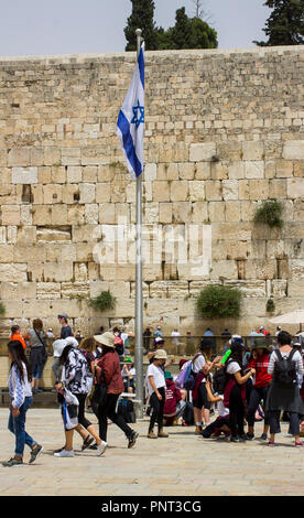 10. Mai 2018 Eine israelische Fahne schlaff an der Klagemauer in Jerusalem, Israel Stockfoto