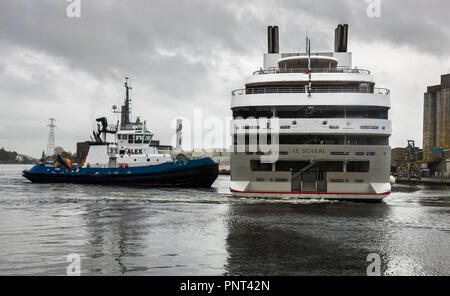 Cork, Irland. 01 Mai, 2018 Tug Boat Alex hilft manövrieren Kreuzfahrtschiff Le Soléal zu ihrem Liegeplatz zu Custom House Quay in Cork City. Stockfoto