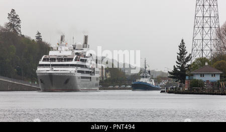 Cork, Irland. 1. Mai 2018. Kreuzfahrtschiff Le Soléal wird durch das Tug Boat Alex begleitet, wie Sie das Shandon Boat Club pass auf es Weg zu benutzerdefinierten Hou Stockfoto