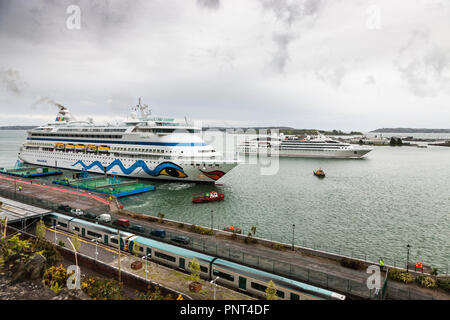 Cobh, Cork, Irland. 01 Mai, 2018. Liner Aidavita über zu Liegeplatz in Cobh Cork als Kreuzfahrtschiff Le Soléal Pässe auf dem Weg von Cork zu besuchen Stockfoto