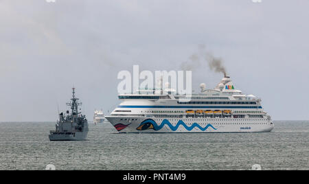 Cork, Irland. 01 Mai, 2018 Kreuzfahrtschiffe AIDAvita und Le Soléal Dampf bis Cork Harbour, wo die irische Kriegsschiff LÉ Eithne vor Anker liegt. Stockfoto