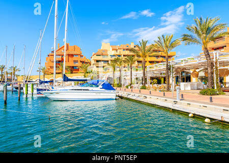 Segeln Boote ankern in Sotogrande Marina mit bunten Häusern, Andalusien, Spanien Stockfoto