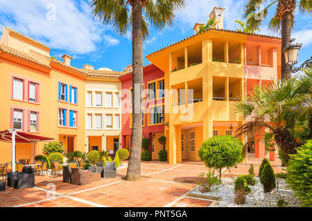 Schöne bunte Häuser in Sotogrande marina, Andalusien, Spanien Stockfoto