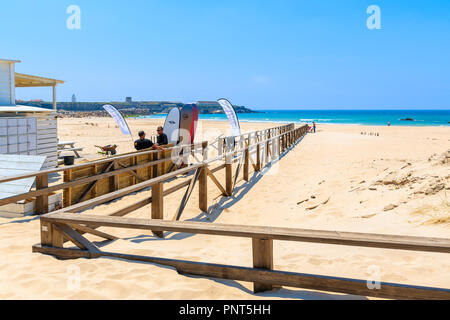 Strand von Tarifa, Spanien - 8. Mai 2018: Surfer am Eingang stehen, Strand auf Sonnig schönen Tag. Andalusien ist heißeste Provinz des Landes und Attr Stockfoto