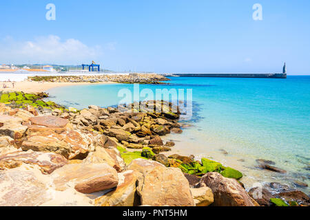 Felsen am Meer und Blick auf den Strand von Tarifa, Costa de la Luz, Spanien Stockfoto