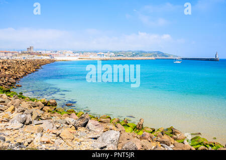 Felsen am Meer und Blick auf den Strand von Tarifa, Costa de la Luz, Spanien Stockfoto