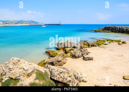 Felsen am Meer und Blick auf den Strand von Tarifa, Costa de la Luz, Spanien Stockfoto