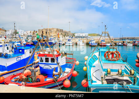 Der Hafen von Tarifa, Spanien - 8. Mai 2018: Fischerboote Verankerung in der Küstenstadt Tarifa an der Costa de Sol. Spanien ist zweite meistbesuchte Land in Europa. Stockfoto