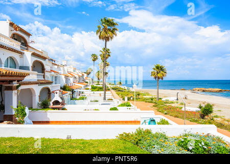 Ferienwohnungen am Meer in der Nähe von Estepona, Costa del Sol, Spanien Stockfoto