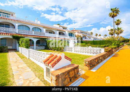 Ferienwohnungen am Meer in der Nähe von Estepona, Costa del Sol, Spanien Stockfoto