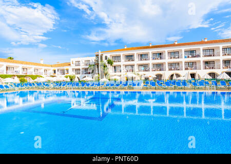 Stadt Marbella, Spanien - 8. Mai 2018: Swimming Pool von einem Hotel im Stil eines andalusischen Dorfes gebaut an der Costa del Sol in der Nähe von Malaga Stadt. Spanien ist Stockfoto